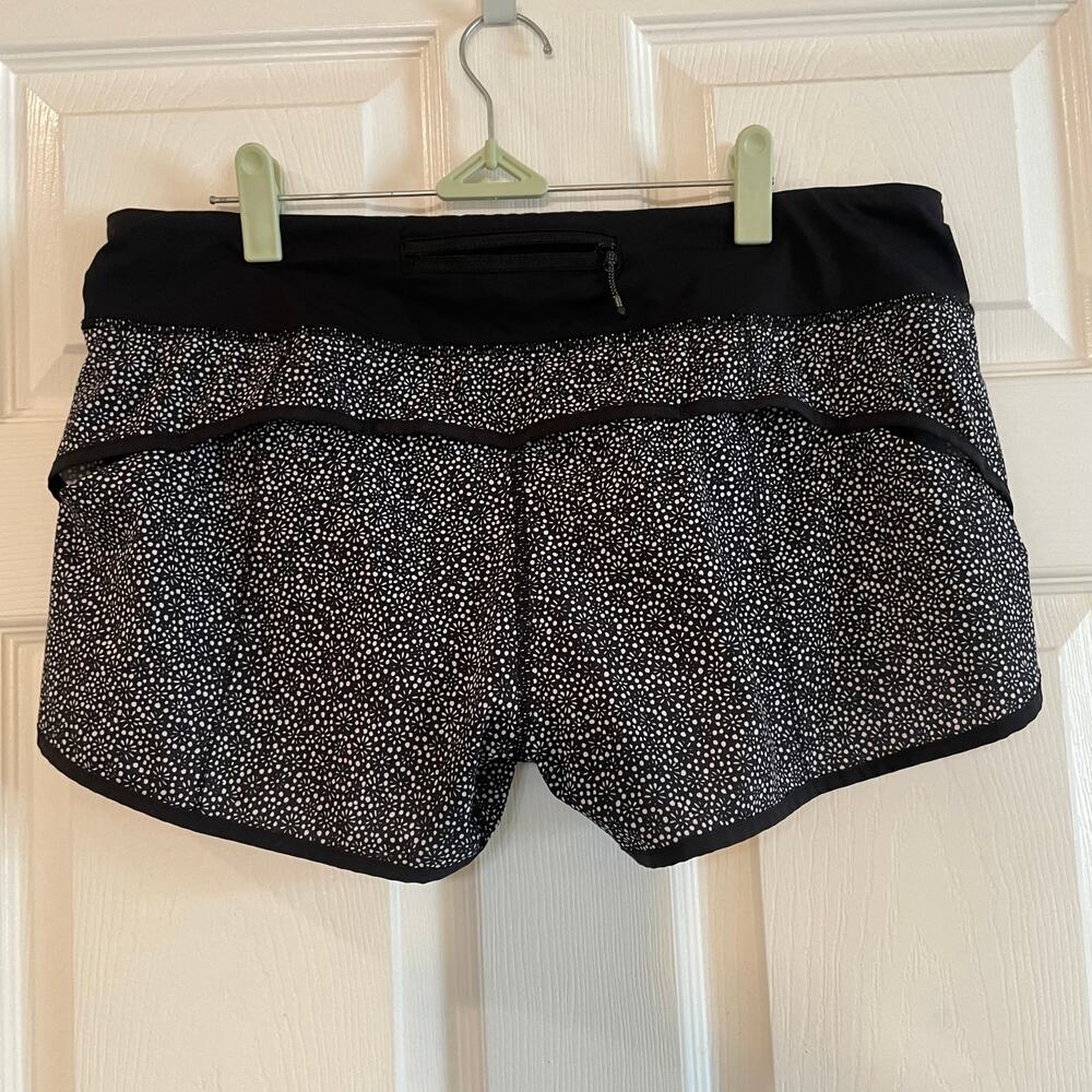 Lululemon Speed Short 2.5” Size 10 Freckle Flower Black White
